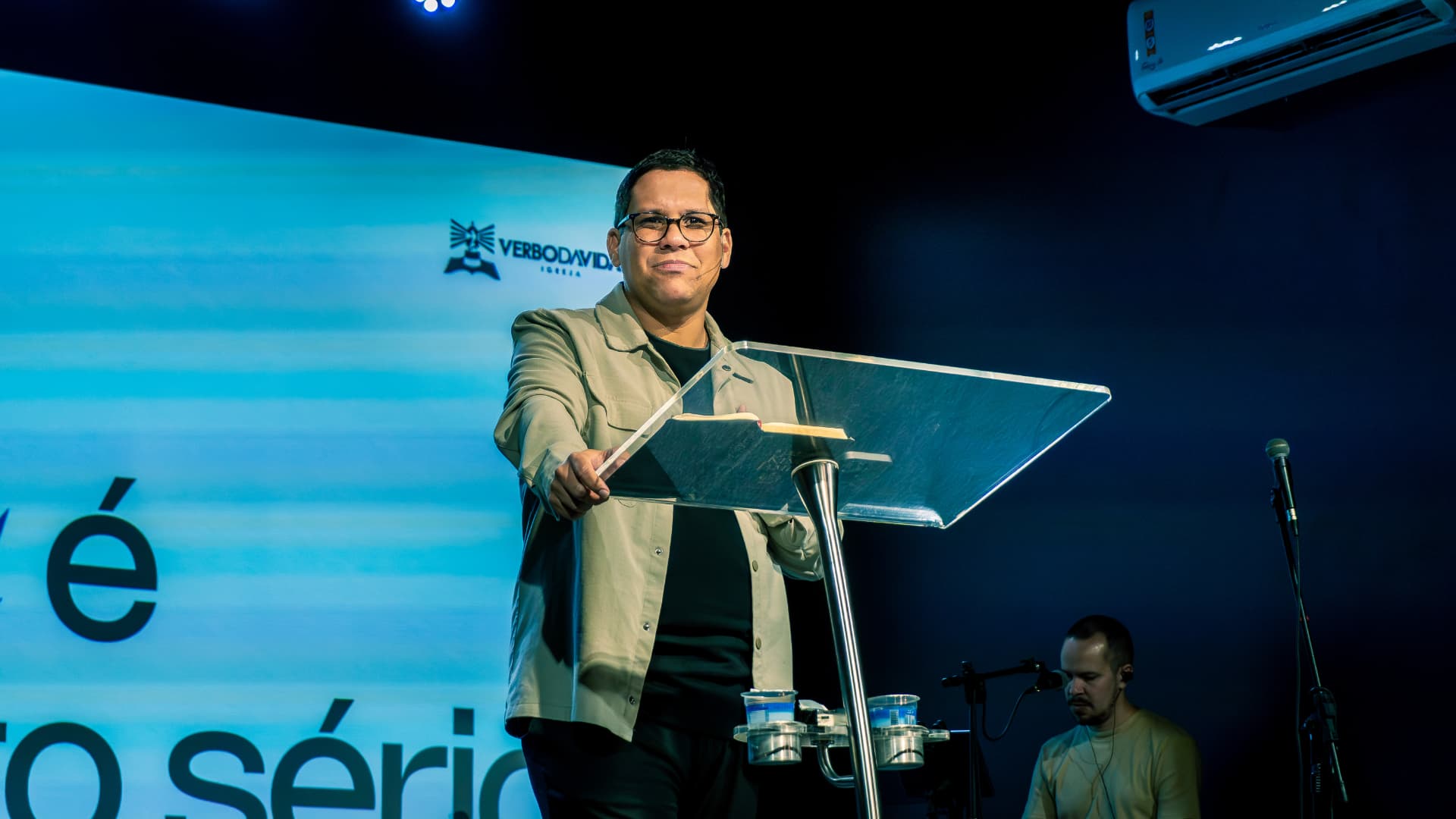 André Martins ministrando no púlpito